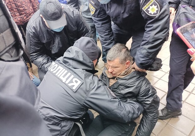 Разгоняли протестующих: в Запорожье на антиковидном митинге серьезно пострадал мужчина. Фото: instagram.com/zp_news