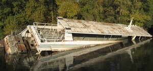 Дорого: за сколько на аукционе продали затонувший теплоход в Днепре