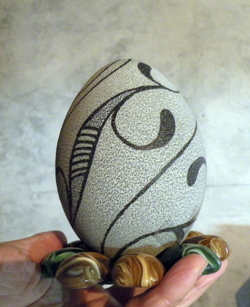 В Мелитополе страусиные яйца гравируют бормашинкой и декорируют жемчугом.
Фото fakty.ua