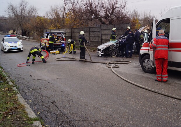 На Шевченковском произошло серьезное ДТП: BMW столкнулся со "Спринтером". Фото: zp.dsns.gov.ua