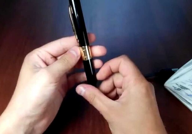 В Запорожской области засудили мужчину, который купил сувенирную ручку - фото: youtube.com/  Покупаем в Китае