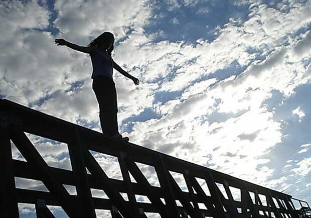 Родилась в рубашке: в Запорожье девушка спрыгнула с моста Преображенского. Фото: Pikabu