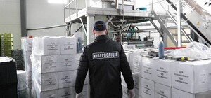 Під виглядом світових брендів: у Львові викрили цех з виготовлення фальсифікованих продуктів