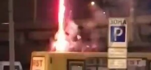 В центре Днепра с крыши маршрутки запустили фейерверк (видео)