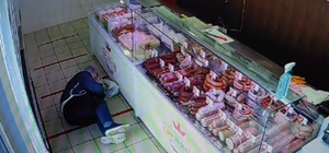 В колбасном магазине бабушка упала и не могла вставь, а продавщица равнодушно на это смотрела