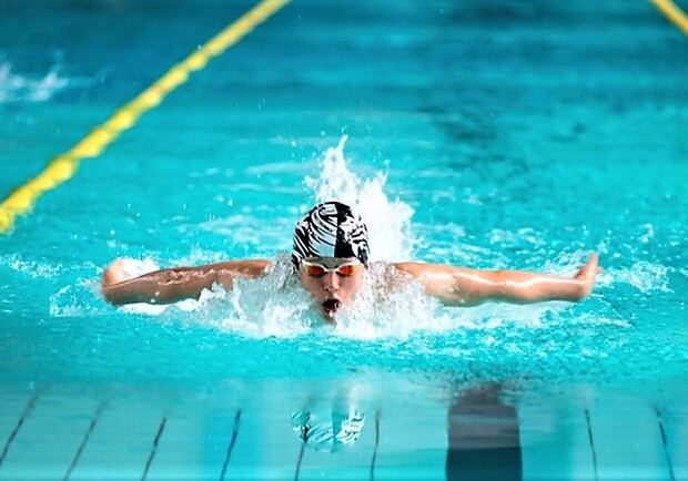 Юный спортсмен из Запорожья стал двукратным чемпионом Украины по плаванию. 