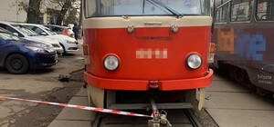 В Киеве трамвай насмерть сбил женщину: подробности ЧП