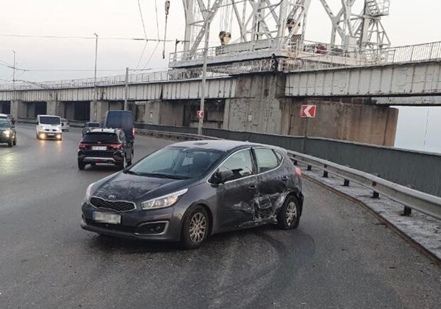 В Запорожье на плотине ДнепроГЭС автомобиль занесло на встречную полосу. 