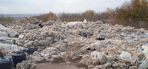 Под Запорожьем выясняют причину загрязнения земли опасными отходами