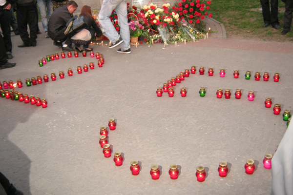 Молодые запорожцы почтили память чернобыльцев.
Фото vgorode.ua