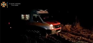 Без буксира не обошлось: на Голосеево скорая помощь застряла по пути на вызов