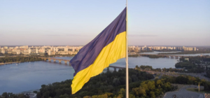 В Киеве порвалось полотно самого высокого флагштока Украины: в чем причина