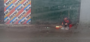 На Академгородке продавец шаурмы чистил овощи возле проезжей части