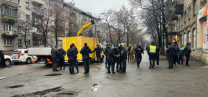 На Дарнице неизвестные напали на коммунальщиков, которые демонтировали МАФ