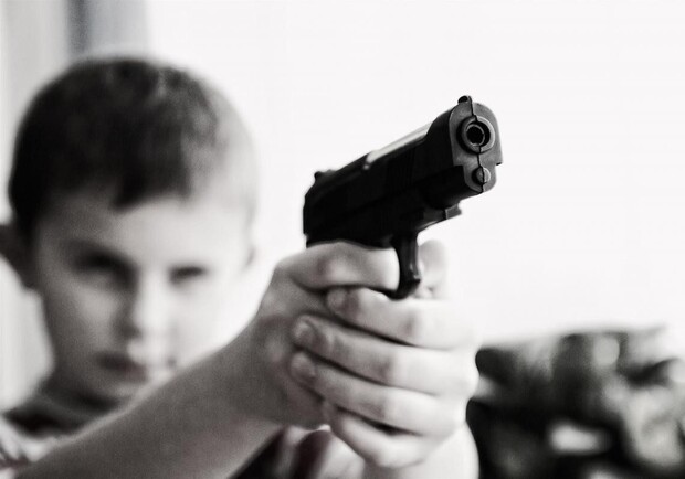 В Мелитополе школьник стрелял из пневматического пистолета из окон гимназии. 