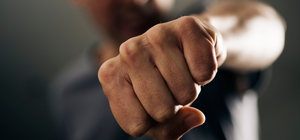 Полиция завела дело на охранника Александровской больницы за избиение адвоката