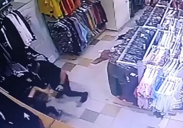 Посадили мужчину жестоко избившего в магазине Запорожья бывшую девушку. 