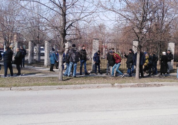 Около "Запорожгаза" собрались десятки горожан с ошибочными платежами за газ. 