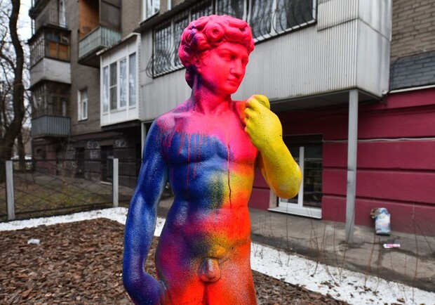 Около запорожской библиотеки разукрасили скульптуры обнаженных "Давидов". 