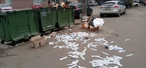 На улице в центре Днепра валялись сотни презервативов (фото)