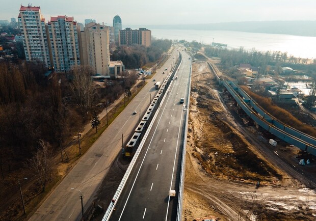 В Запорожье завершили строительство съездов и эстакад нового вантового моста. 