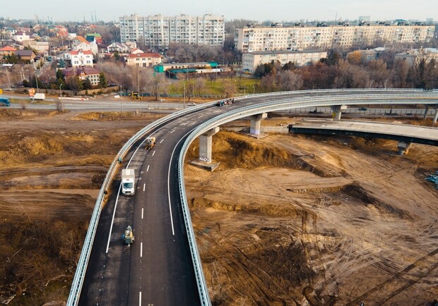 В Запорожье готовятся испытывать подъезды к балочному мосту. 