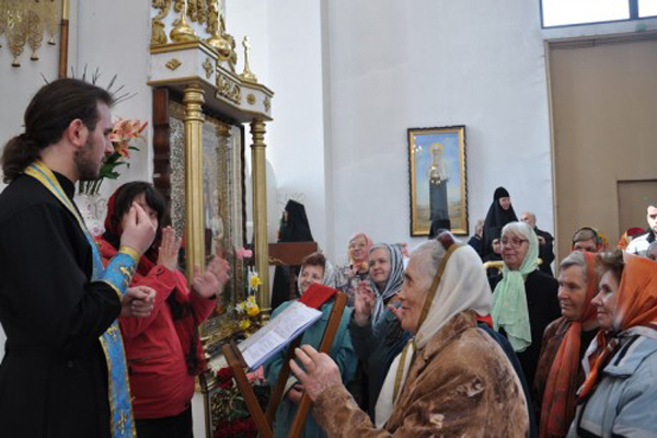 Запорожским глухонемым рассказали, о чем на богослужении говорят.
Фото   Алексия Чаплина. hram.zp.ua