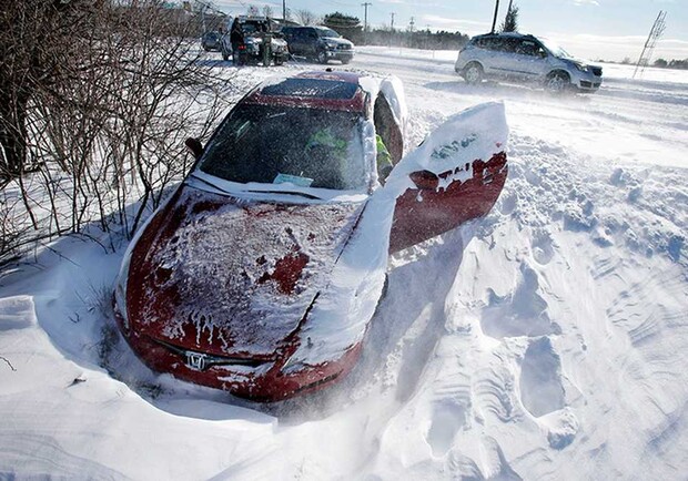 На трассе Днепр-Запорожье машины "слетели" в кювет 