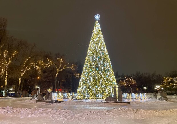 Как в Запорожье выглядят новогодние локации и елки. 