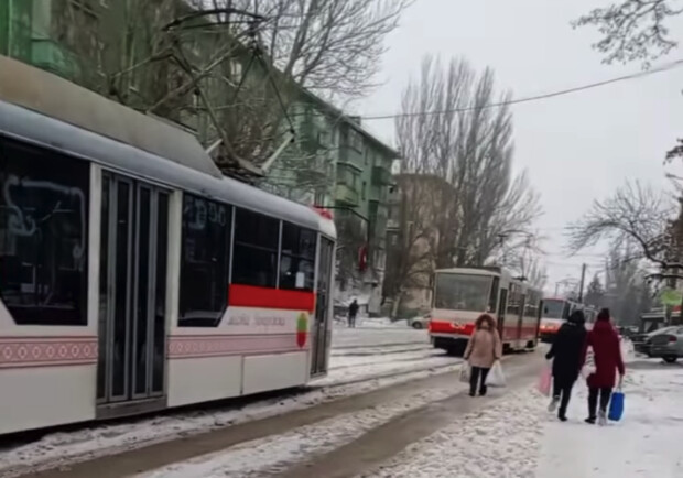 На Пушкина пробка из трамваев из-за обрыва - фото прислал читатель