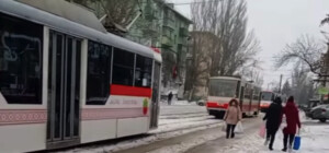 На Пушкина пробка из трамваев из-за обрыва