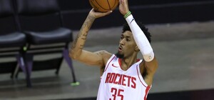 Во время матча НБА баскетболист отправил зрительницу в нокдаун мячом (видео)