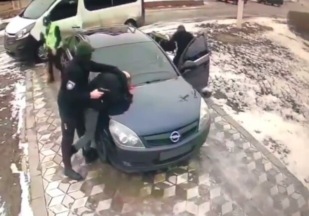 В Запорожской области мужчина провел "задержание", чтобы сделать девушке предложение - фото: subbota.ua