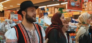 В Одессе актеры исполнили рождественские колядки в супермаркете (видео)