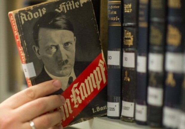 В "Эпицентре" продают подарочный набор книг Гитлера Mein Kampf. 