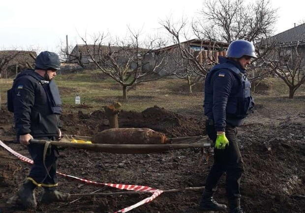 В Запорожской области в саду обнаружили 100-килограммовую авиабомбу. 