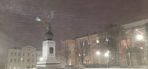 Поваленный светофор, сорванная кровля, задержка авиарейсов: последствия непогоды в Харькове (видео)