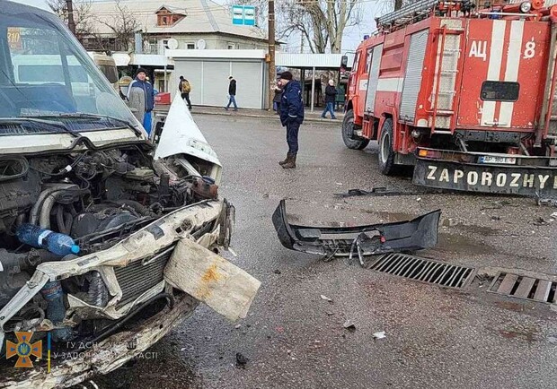 Появилось видео момента ДТП в Запорожье, где маршрутка врезалась в пожарную машину - фото ГСЧС в Запорожской области