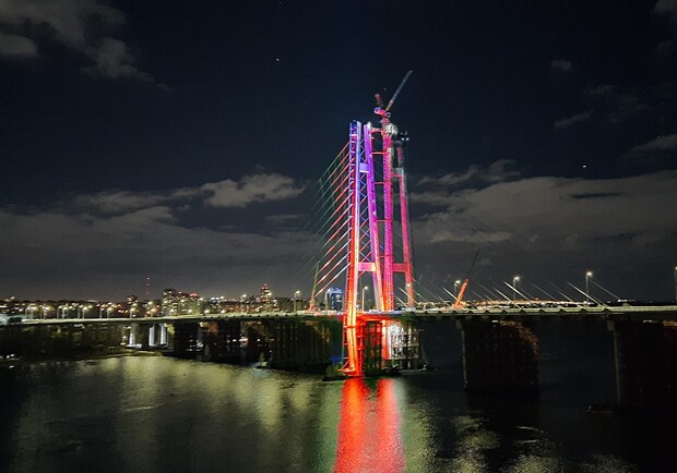 На вантовом мосту в Запорожье тестируют подсветку. 