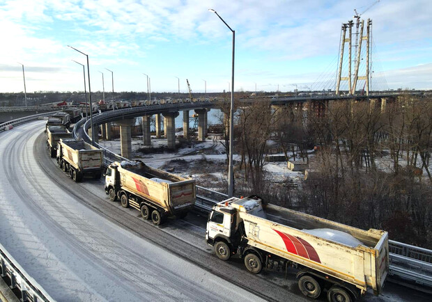 В Запорожье новый вантовый мост испытывают на прочность. 