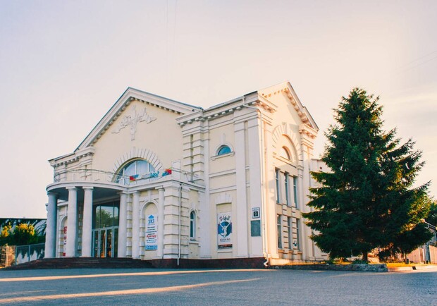 В Запорожье через суд требуют у ДК ЗАЗ сохранить памятник архитектуры и истории. 