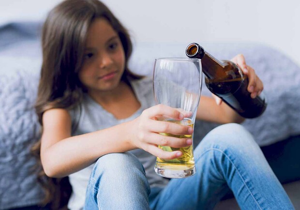 В Запорожье 12-летняя девочка попала в больницу из-за алкоголя. 