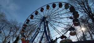 В Днепре распродают аттракционы из парка Глобы