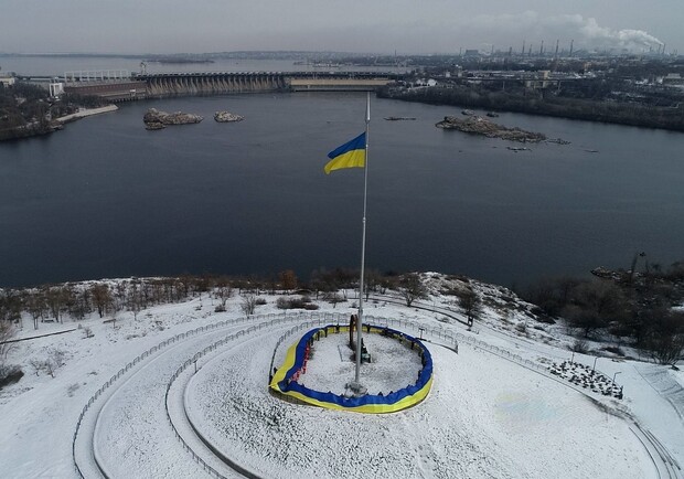 В Запорожье развернули 100-метровый Флаг Украины и создали круг единения. 