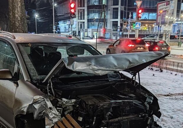 В Запорожье серьезное ДТП на Победе: от удара авто влетело в лавочку на Маяковского 
