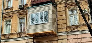 На памятнике архитектуры в Одессе появился балкон-скворечник из вагонки
