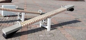 Светящиеся качели на Греческой снова сломали вандалы: на этот раз серьезно