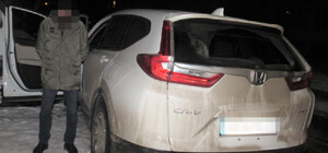 На Теремках мужчина угнал автомобиль и пытался сменить на нем номерные знаки