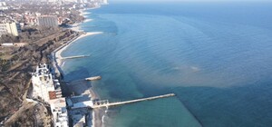 В Одесі поряд із пляжем зливають каналізаційні стоки: городяни скаржаться на запах