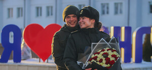 В Харькове курсант Нацгвардии на плацу сделал предложение руки и сердца девушке (видео)